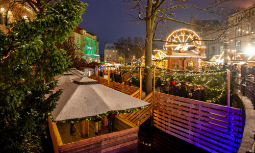 Gemeinsam im Floß auf dem Braunschweiger Weihnachtsmarkt: Die Flöße im Burggraben laden dazu ein, den Marktbesuch in der Gruppe entspannt zu genießen.