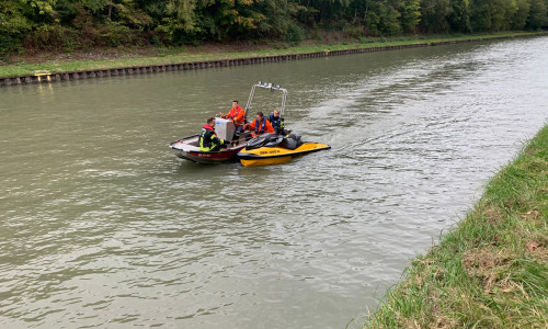 Die Feuerwehr schleppt den liegengebliebenen Jetski an Land.