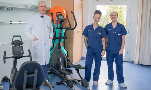 Gemeinsam im Einsatz: Prof. Dr. Jürgen Krauter, Julia Borowski-Maass und PD Dr. Hendrik Eggers im neuen Trainingsraum des Cancer Centers (v. li.).