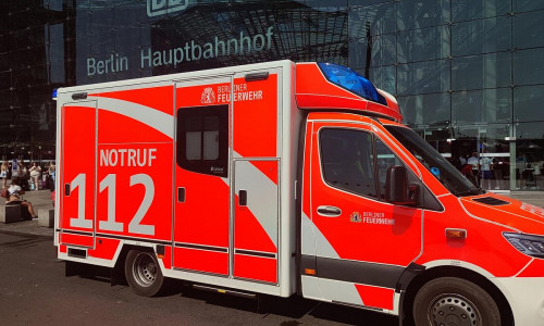 Rettungswagen vor Berliner Hauptbahnhof (Archiv)