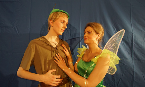  Peter Pan (Bennet Maxrath) fliegt mit der Fee Tinker Bell (Linda Bargholz) und den Kindern der Darlings auf die Abenteuerinsel „Nimmerland“, um dort die wildesten Abenteuer zu bestehen.