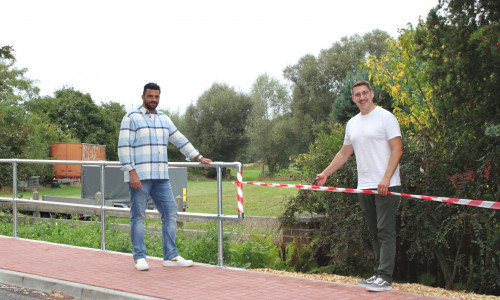 Antonio Petrella von der Kepper Ingenieurgesellschaft mbH (l.) und Phillip Passeyer (r.) als Gemeindebürgermeister Calberlah weihten den Gehweg am vergangenen Montag offiziell ein.