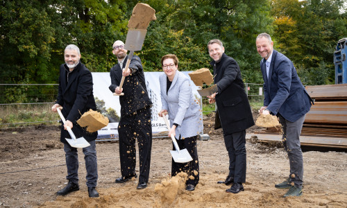 Jörg Finkbeiner, Geschäftsführer Partner und Partner Architektur, Sven Schmittbüttner, Geschäftsführer Unternehmensgruppe Krebs Projektentwicklung, Klara Geywitz, Bundesministerin für Wohnen, Stadtentwicklung und Bauwesen, Dennis Weilmann, Oberbürgermeister der Stadt Wolfsburg und Dirk Kannacher, Vorstand der GLS Bank (v. li.).