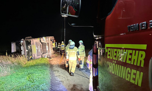 Der LKW war auf die Seite gekippt.