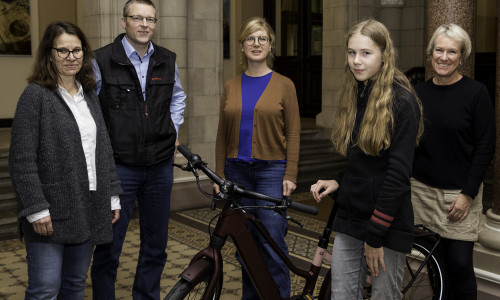 Vertreterinnen und Vertreter von Stadt Braunschweig und einem Sponsor überreichen den Hauptgewinn (v. l. n. r.): Christine Frenzel, Burkhard Wiegel, Dr. Amrit Bruns (alle Stadt Braunschweig, Fachbereich Tiefbau und Verkehr), Helene Fleer (Gewinnerin) und Angela Kleinhans (Volkswagen Financial Services).