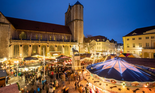 137 liebevoll dekorierte Stände laden mit Kunsthandwerk und Leckereien zum Stöbern und Probieren ein.  