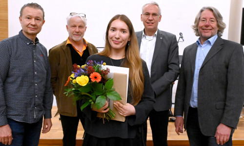 Preisträgerin Leah Marie Backsmann (Mitte) umrahmt vom Juryvorsitzenden Manuel Scholl (links daneben) und Stadtbaurat Kai-Uwe Hirscheide (rechts daneben) sowie den Jurymitgliedern Hans-Georg Bachmann (rechts) und Kai Kronschnabel (links).