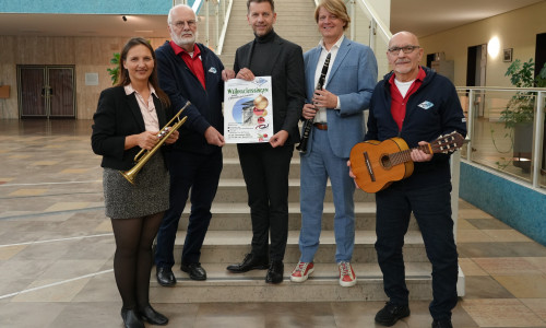 Freuen sich auf das gemeinsame Weihnachtssingen: Oberbürgermeister Dennis Weilmann (Mitte) und Eckart Melchior (zweiter von links).