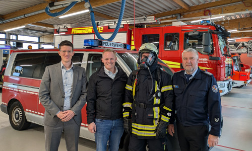 v.l.: Bürgermeister Tobias Grünert, Dennis Kopaniarz (Fachdienstleitung Personal, Organisation, Feuerwehr, IT), Jens Engel, Gemeindebrandmeister Peter Splitt.