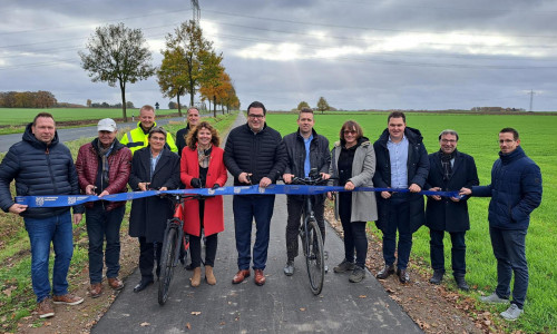 Landrat Tobias Heilmann eröffnete am 15.11.2024 mit Vertreterinnen und Vertretern aus Politik und Verwaltung den Radweg an der K 56 nach Abschluss der Bauarbeiten.