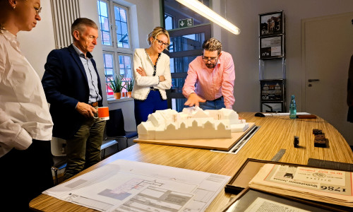 Architekt Andreas Niehüser erklärt den Johannitern Larissa Zeisler, Thomas Mähnert und Lisa Weigelt (v.r.n.l.) seine Vorstellungen des Quartiers. 