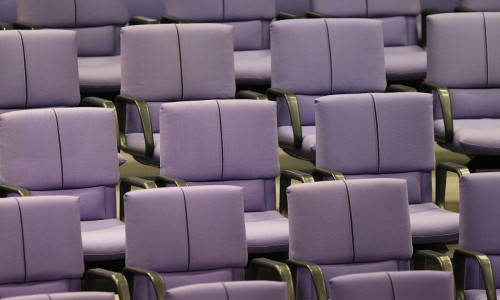 Leere Abgeordnetenstühle im Bundestag (Archiv)