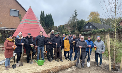 Pflanzaktion von Mitgliedern des Gemeinderats sowie der Siedlergemeinschaft Isenbüttel auf dem Spielplatz am Triftweg in Isenbüttel.