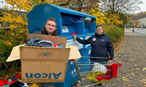 Adam Ciemniak (PUG) und Tanja Weiler (DRK Schatzmeister, zuständig für die Kleiderkammer) vor Containern des insolventen Unternehmens.