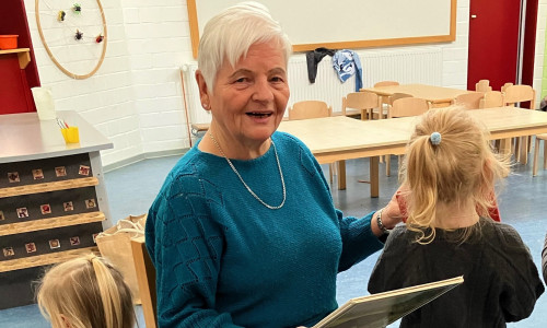 Monika Grotjahn liest regelmäßig in der Johanniter-Kita Döhren