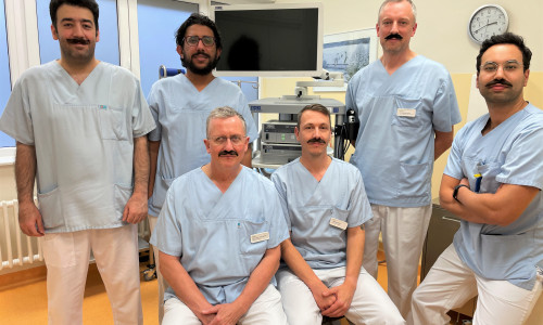 Mit Schnurrbart für die Männergesundheit: Das Team der Klinik für Urologie am Helios Klinikum Salzgitter setzt ein humorvolles Zeichen für eine ernste Botschaft – Vorsorge rettet Leben! 