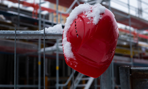 Auch wenn es im Winter für den Bau zu frostig wird: Die Jobs und der Lohn laufen  weiter. Denn heimische Bauunternehmen können das Saison-Kurzarbeitergeld (Saison- Kug) als „Winter-Brücke“ nutzen und so Entlassungen vermeiden. Auch Dachdecker,  Gerüstbauer sowie Garten- und Landschaftsbauer können davon profitieren.