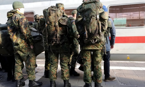 Bundeswehrsoldaten fahren Bahn (Archiv)