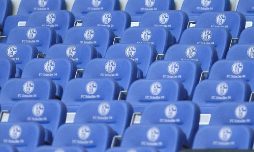 Sitze mit Logo des FC Schalke 04 (Archiv)