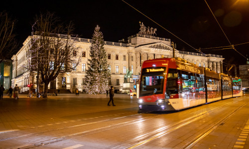 Das digitale Weihnachtsmarkt-Gutscheinticket für 13 Euro beinhaltet einen Wertgutschein in Höhe von zehn Euro für den Braunschweiger Weihnachtsmarkt und ein Ticket für die Hin- und Rückfahrt mit den öffentlichen Nahverkehrsmitteln im gesamten VRB-Gebiet.  