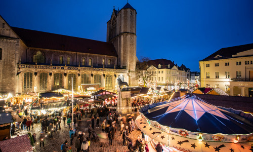 Funkelnde Lichter auf dem Burgplatz: Besucherinnen und Besucher genießen die besinnliche Atmosphäre auf dem Weihnachtsmarkt.