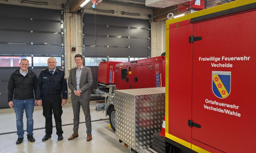 Bürgermeister Tobias Grünert, Dennis Kopaniarz (Fachdienstleitung Personal, Organisation, Feuerwehr, IT), Jens Engel, Gemeindebrandmeister Peter Splitt.