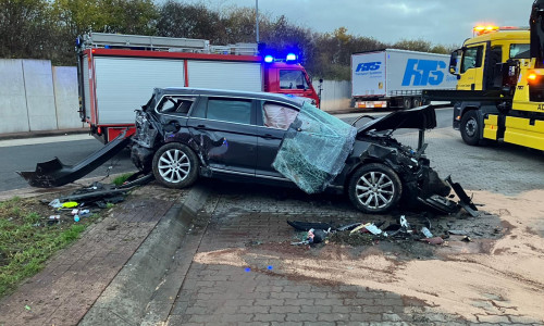 Das Unfallfahrzeug wurde schwer beschädigt.