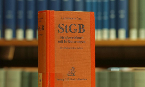 Das Strafgesetzbuch in einer Bibliothek (Archiv)