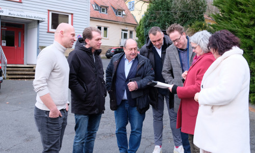 Freuen sich auf den Startschuss bei den Neu- und Umbauarbeiten an der Marie-Juchacz-Schule in Wolfshagen im Harz (von links): Patrick Saupe (Abteilungsleiter von zwei Wohngruppen), Nils Borkowski (Leiter Geschäftsbereich Jugend- und Erziehungshilfen des AWO-Bezirksverbandes Braunschweig e.V.), Maic Lindner (stellv. Vorsitzender des Vorstandes und kaufmännischer Leiter des AWO-Bezirksverbandes Braunschweig e.V.), Christian Friedrich (Leiter des Fachdienstes Schulorganisation beim Landkreis Goslar), Michael Conzen (Leiter des Fachbereichs Bildung und Kultur) Britta Kerstingjohänner (Architektin) und Agnieszka Mieskalski (Schulleiterin der Marie-Juchacz-Schule).