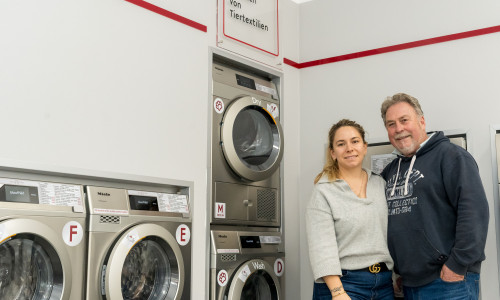 Betreiber Isabel und Uwe Fetscher in ihrem neuen Waschsalon.