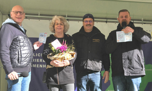 Projektleiterin Sabine Tüngler zusammen mit Herbert Haun von der Stiftung Lebendiges Lehre, Herbstmarktleiter Olaf Kapke und Gemeindebürgermeister Andreas Busch (von links) auf dem Lehrschen Herbstmarkt.