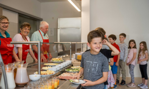 Am brotZeit-Buffet: Hier bekommt jedes Kind ein richtiges Frühstück.