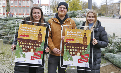  Der Aufbau für den Weihnachtsmarkt und das Schmücken der Stadt beginnt. Anna Wohlert-Boortz, Moritz Geneit und Juliane Löhr vom Veranstaltungsteam kümmern sich um die festliche Atmosphäre. 