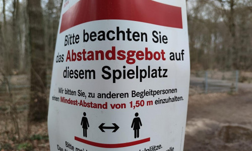 Hinweis auf Abstandsgebot auf Spielplatz (Archiv)