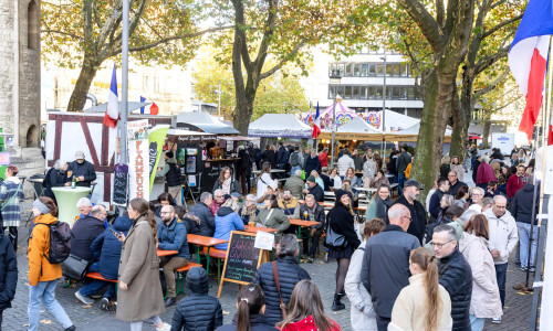 Von dampfendem Glühgin über französische Spezialitäten bis hin zu originalem Elsässer Flammkuchen: Auf dem Domplatz haben sich Einheimische und Gäste durch die verschiedenen Angebote geschlemmt. 