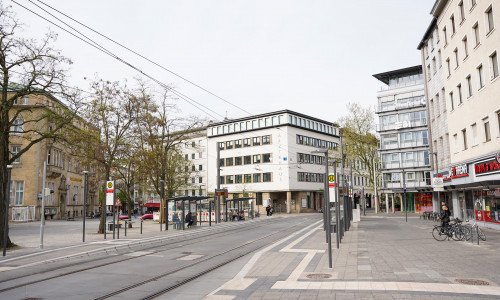 Am Friedrich-Wilhelm-Platz geht es hier geradeaus weiter zur Friedrich-Wilhelm-Straße. Für Radfahrer kann das Überqueren der Tram-Schienen zu schmerzhaften Stürzen führen (Archivbild).