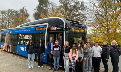 Die neu ausgebildeten Schulbusbegleiter zusammen mit Christian Lübke (3.v.l., Leiter der OS Eichendorffschule), Knut Hirschfeld (5.v.l., Trainerteam), Jens Oertelt (Mitte, Polizei Wolfsburg/Trainerteam), Frank Mathey (6.v.r., Lehrer), Dirk Rodenstein (4.v.r., Fahrdienstleiter WVG), Nina van der Wall (2.v.r., Polizei Wolfsburg/ Trainerteam) und Silke Hitschfeld (rechts im Bild, Polizei Wolfsburg/Trainerteam).