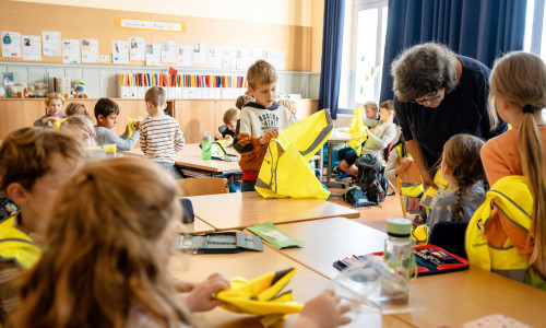 Ab sofort sind die neuen Erstklässler auch im Dunkeln gut sichtbar: Die Öffentliche Versicherung Braunschweig und die Verkehrswacht Wolfenbüttel haben über 1.000 Sicherheitspakete für alle Grundschulen in Wolfenbüttel an der Grundschule Harztorwall übergeben.