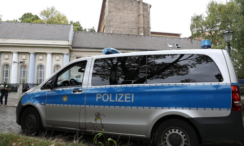 Polizei vor Synagoge (Archiv)