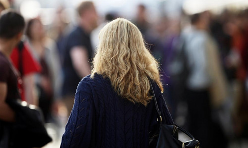 Blonde Frau mit Locken (Archiv)