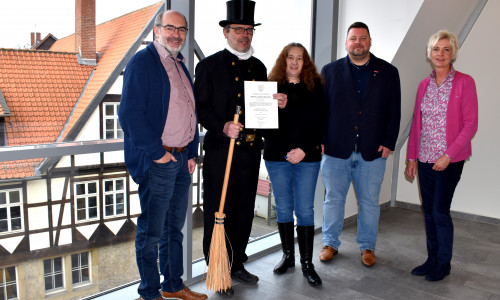 Lutz Senkbeil wurde als bevollmächtigter Bezirksschornsteinfeger bestellt (v.l.n.r.): Sven Volkers (Kreisbaurat LK Wolfenbüttel), Bezirksschornsteinfeger Lutz Senkbeil, Andrea Klingenberg (Abteilung Bauverwaltung und Immissionsschutz, LK Wolfenbüttel), Lars Winter (Vertreter der Schornsteinfeger-Innung Braunschweig) und Katrin Bosse (Leiterin Abteilung Bauverwaltung und Immissionsschutz, LK Wolfenbüttel).