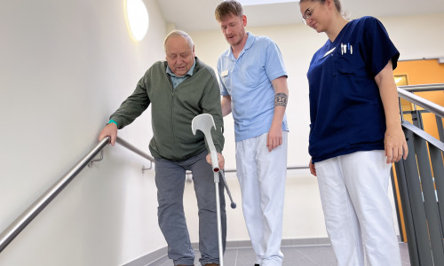  Physiotherapeutische Übung eines Patienten an der Treppe. 