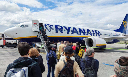 Passagiere vor Einstieg in Ryanair-Maschine (Archiv)