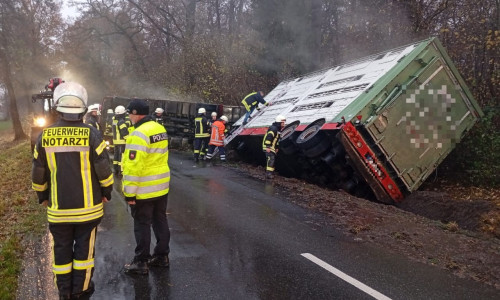 Das LKW-Gespann war im Graben gelandet.