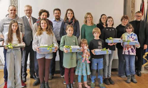 Die Gewinnerin des Wettbewerbs, Hetty Volze (vordere Reihe, links) und die Zweitplatzierten Carla Loch, Sophie Michaelis, Vinzenz Käbitz, Merle Hauswirth und Juliana Stephan mit den stolzen Eltern im Hintergrund sowie KVG-Geschäftsführer Axel Gierga (3. v. l.) und Bürgermeister Ivica Lukanic (r.).