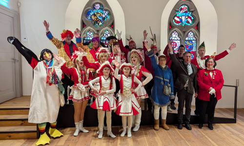 Mit einem dreifachen „Goslar Helau“ startet die fünfte Jahreszeit. Bürgermeister Axel Siebe (3. v. re.) hatte zuvor die Insignien der Macht symbolisch an die Große Karnevalsgesellschaft Goslar (GKG) übergeben.