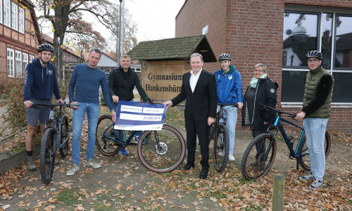 Thomas Fast (4. v. l.), Vorstandsvorsitzender der Volksbank BRAWO Stiftung, übergab den symbolischen Spendenscheck an Martin Rausch (2. v. l.) im Beisein von Lehrer Björn Meyer (3. v. l.), Schulleiterin Cornelia Röhrkasten sowie Schülern des Gymnasium Hankensbüttel.