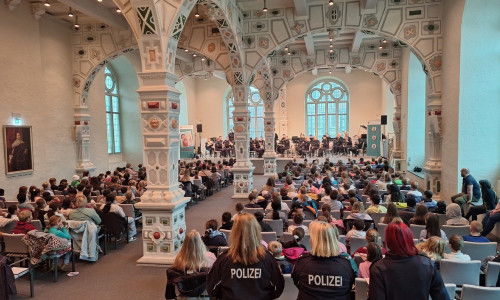 Polizeiorchester Niedersachsen spielt Präventionsstück "Namene" im Juleum in Helmstedt.