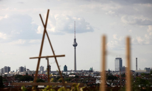 Dachterrasse in Berlin mit Blick auf den Berliner Fernsehturm (Archiv)