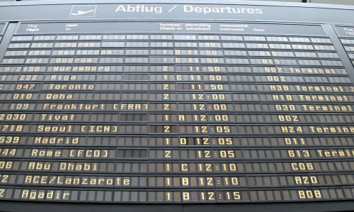 Ankunfts- und Abflugstafel an einem Flughafen (Archiv)